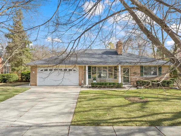 520 Roslyn Rd, Grosse Pointe Woods, MI 48236