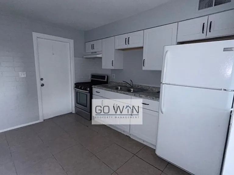 559 S Bellview — Photo 1