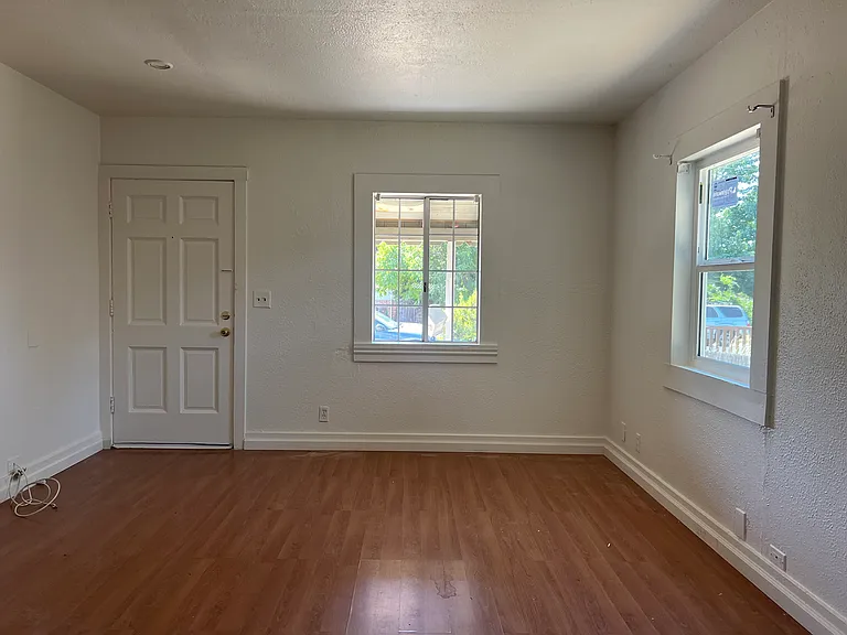 2024 Willow Ave — Photo 2