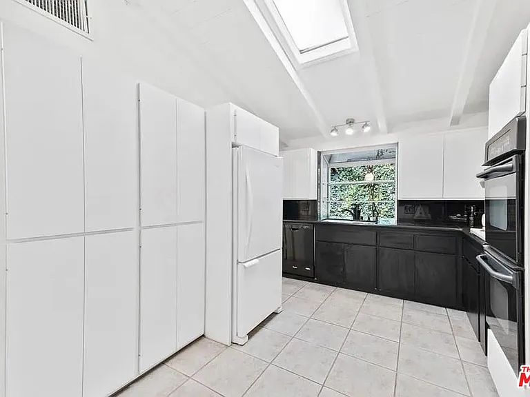 4363 Hayvenhurst Ave — Photo 14