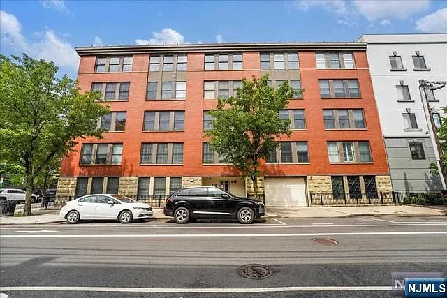 1100 Clinton St — Photo 34