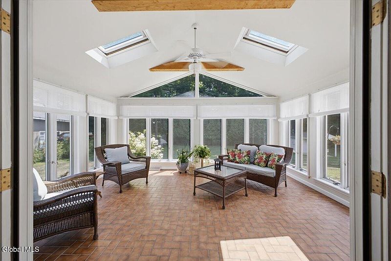 3rd image of 25 Pico Road