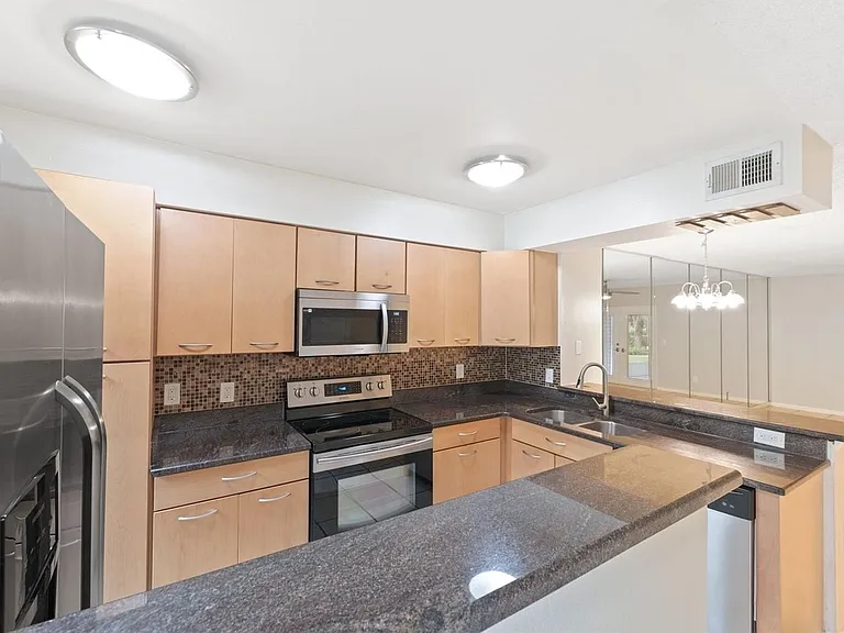 5902 Stratton Park Dr — Photo 5