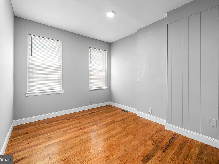 1011 W 5th St — Photo 4