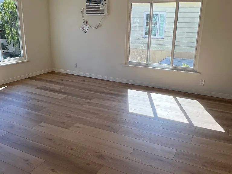 San Vicente Apartments — Photo 12