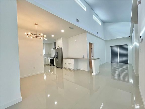 4th image of 722 Aurora Dr