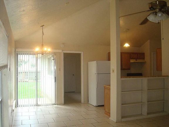 Ideal open concept for entertaining friends & family.