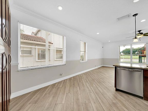 3rd image of 5878 Bay Hill Cir