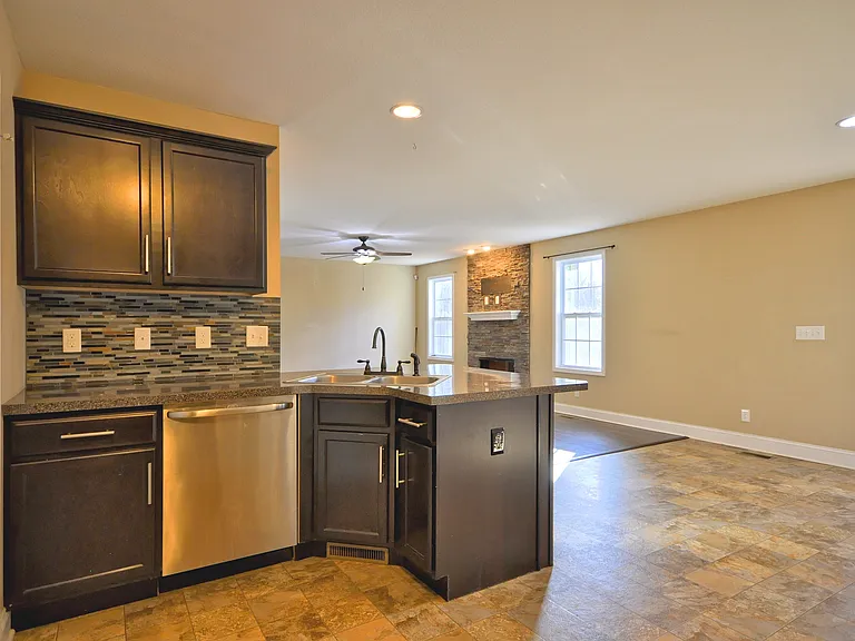 446 Cyprus Ct — Photo 15