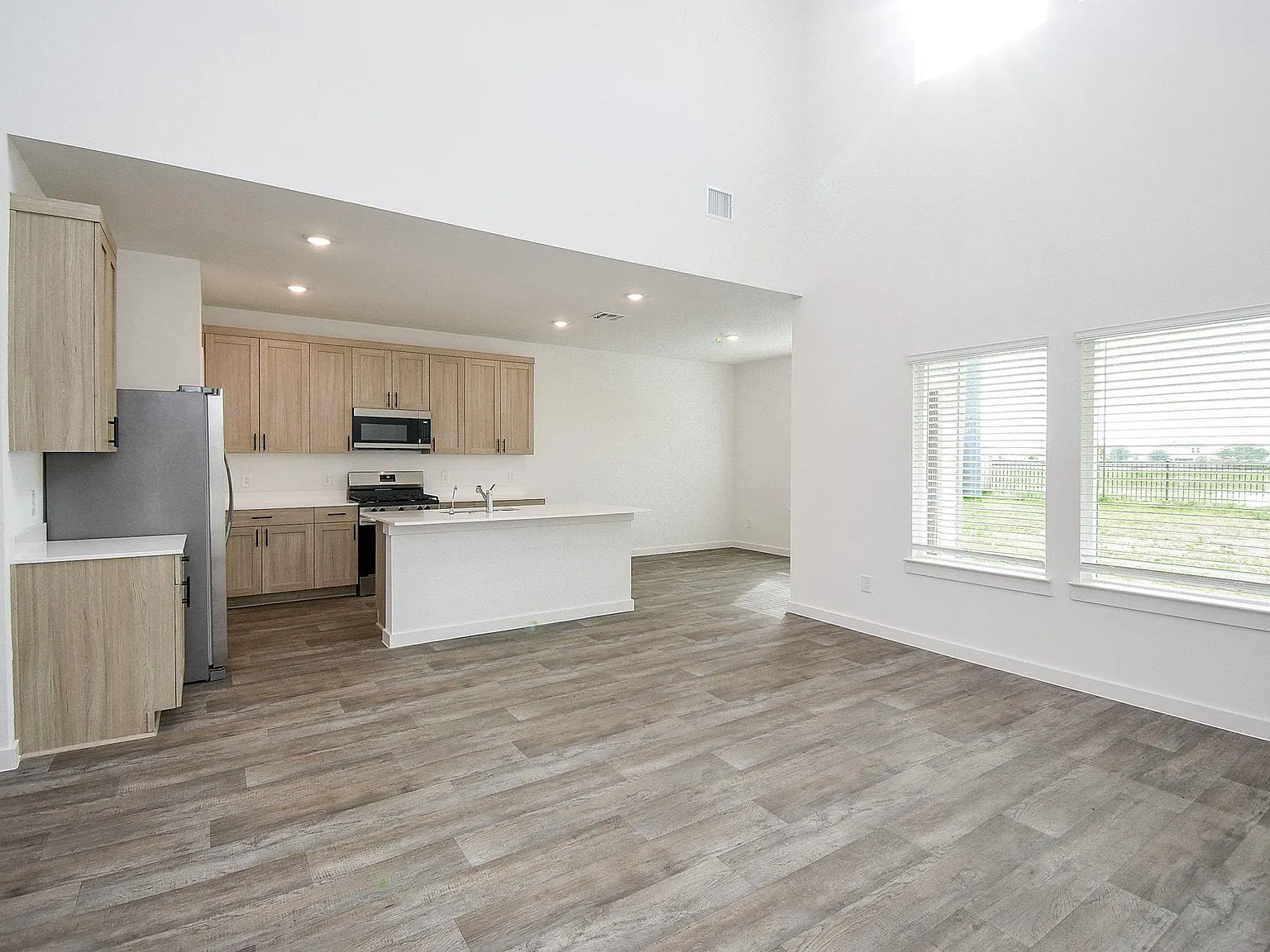 4 bed, 2.5 bath, 2451 sqft, $2,800 — Photo 2