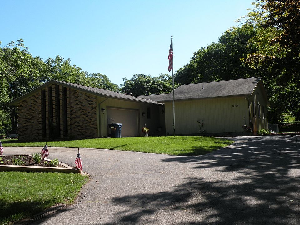 1st image of 13424 Lakeshore Dr