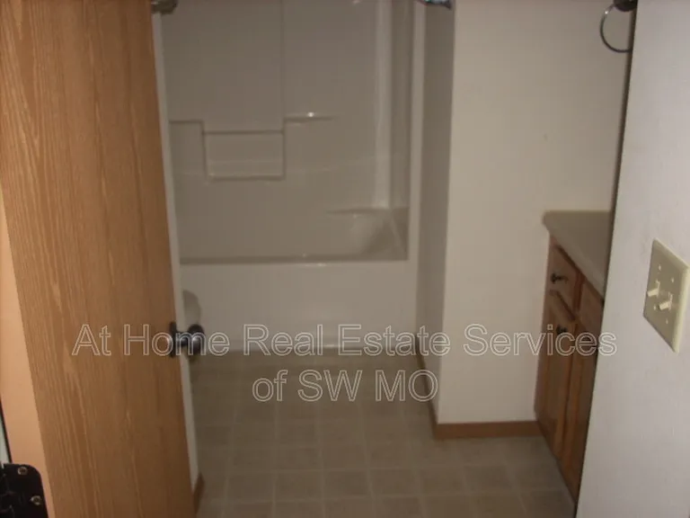 1123 S Clifton Ave — Photo 10