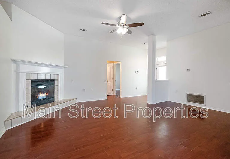 1490 Newcastle Way — Photo 3