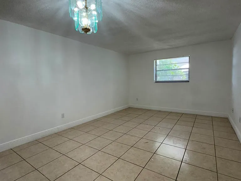 1130 W 37th St #1 — Photo 2