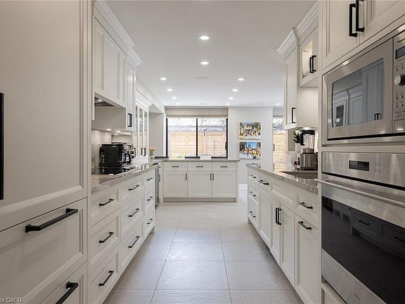 4th image of 100 Lakeshore Rd E #303