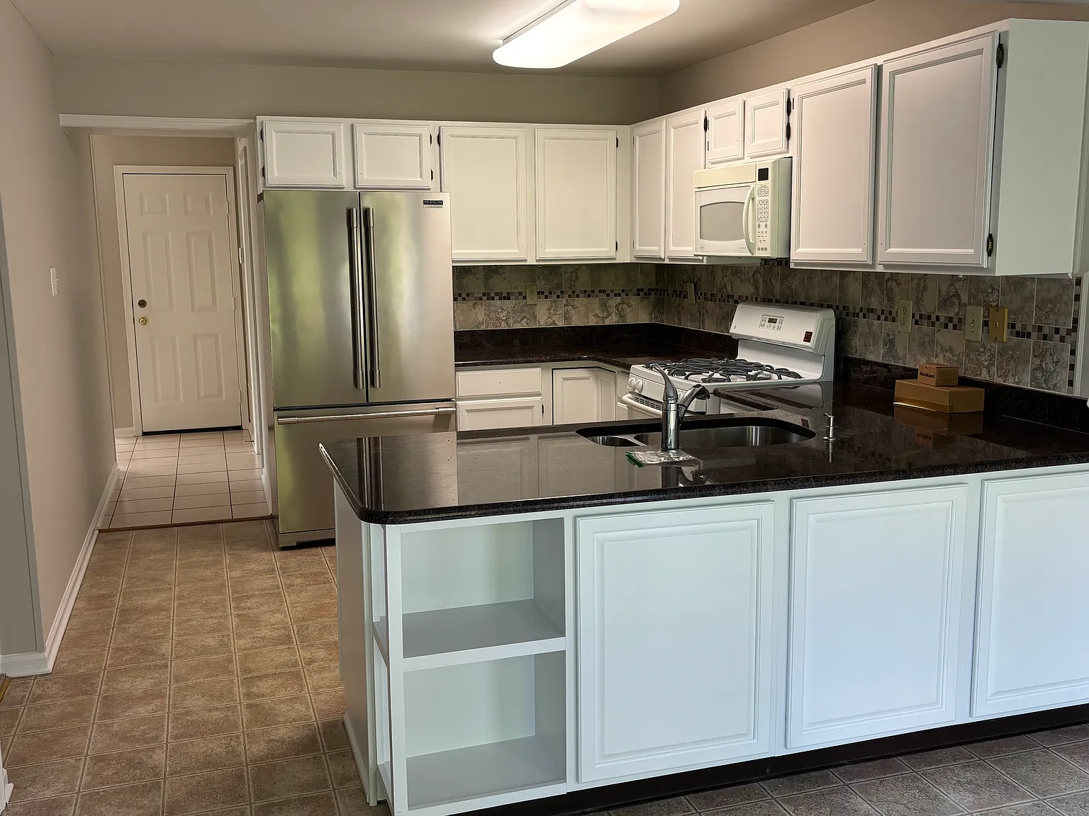 3 bed, 2300 sqft, $3,400 — Photo 2