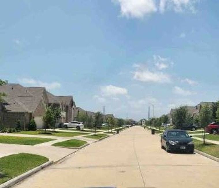 Exterior Neighborhood (street photo)