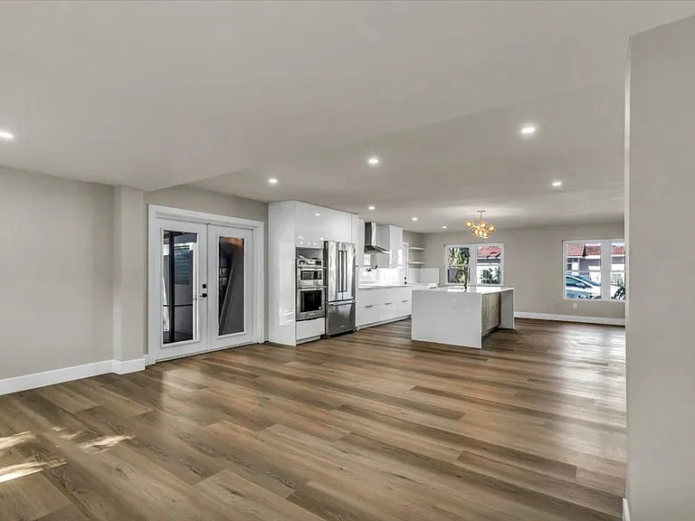 525 Lamara Way NE — Photo 25