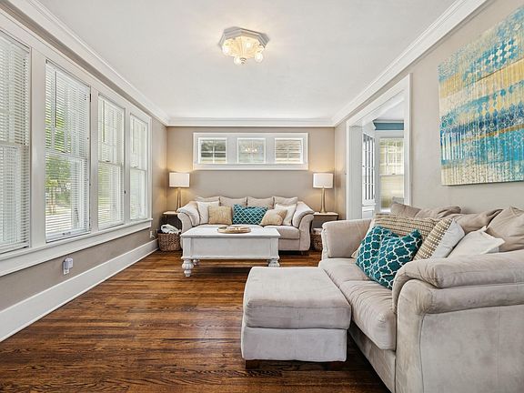 4th image of 117 9th Ave NW