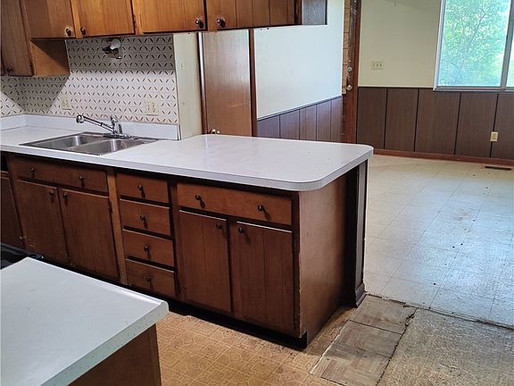 5th image of 618 Burgess Ave