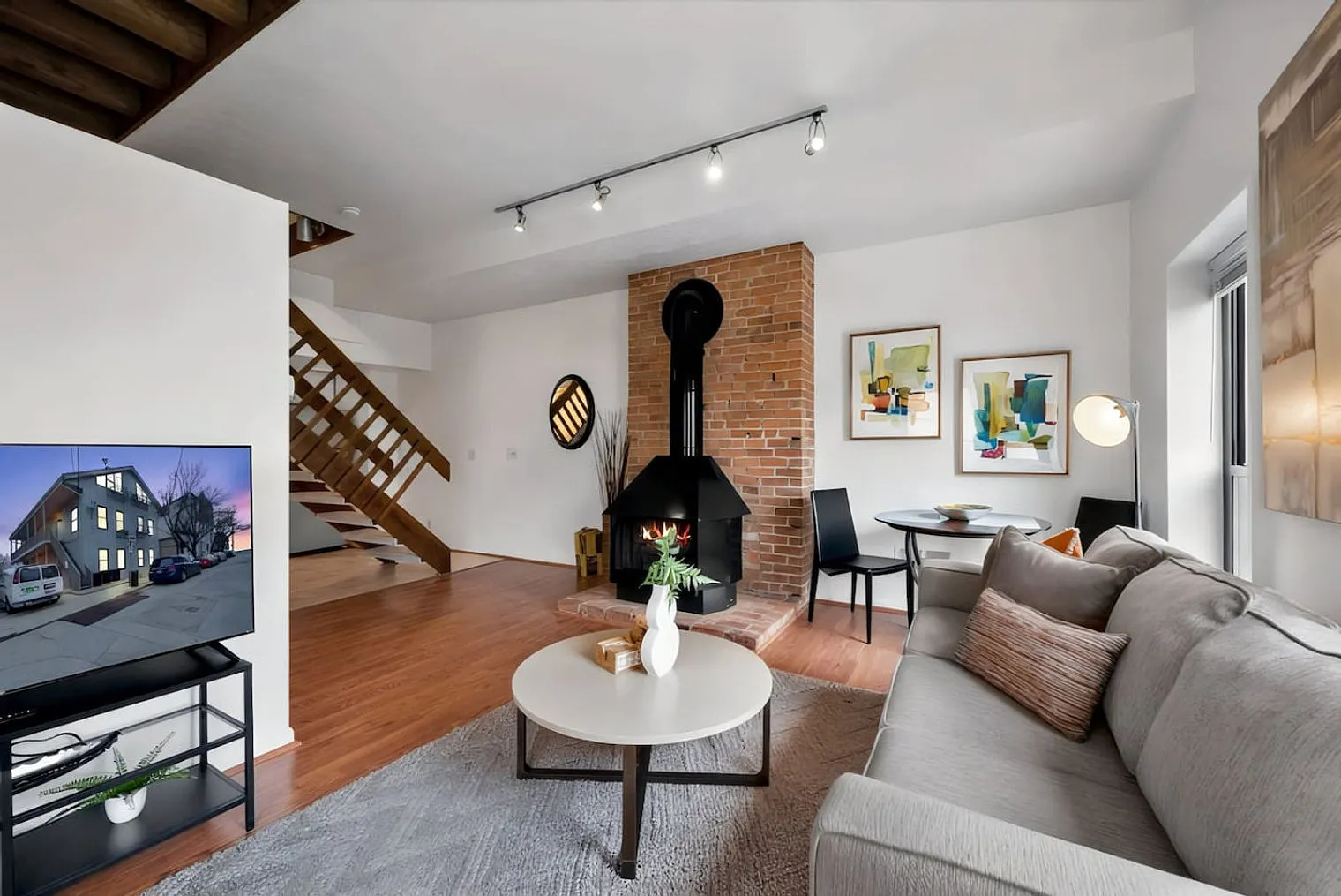 1 bed, 1.0 bath, 968 sqft, $2,352 — Photo 2