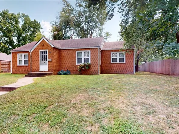 907 W Hunter St, Nevada, MO 64772