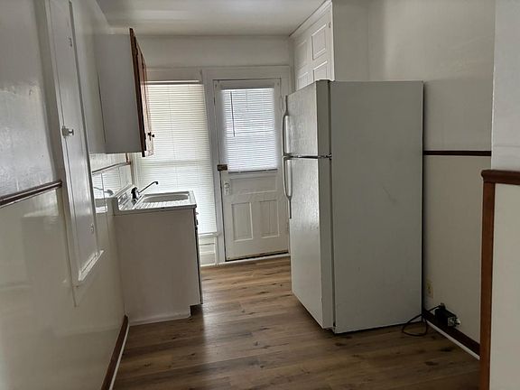 3rd image of 136 Baker St #4