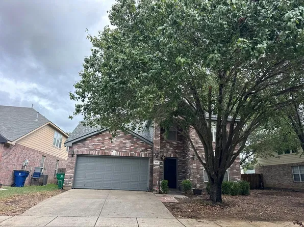 204 Heritage Dr, Crowley, TX 76036
