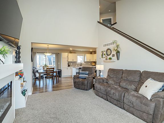 5th image of 712 NE Whitetail Dr