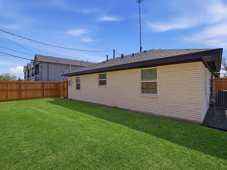 3011 Columbia St — Photo 16
