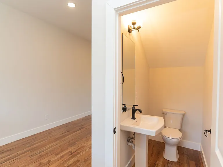 1039 Montague Pl — Photo 17