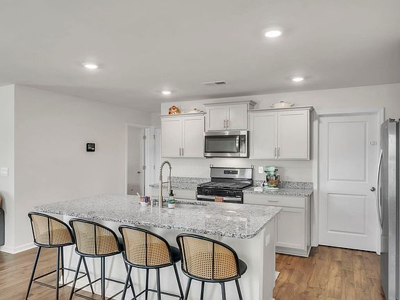 4th image of 223 Elderberry Ln