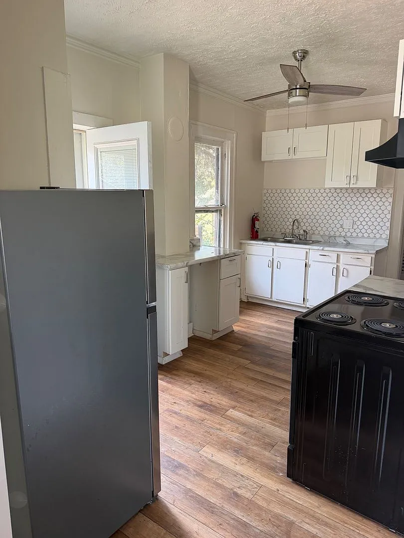 Spacious 4BR/1BA — Photo 2