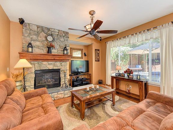 3rd image of 968 Cameron Dr