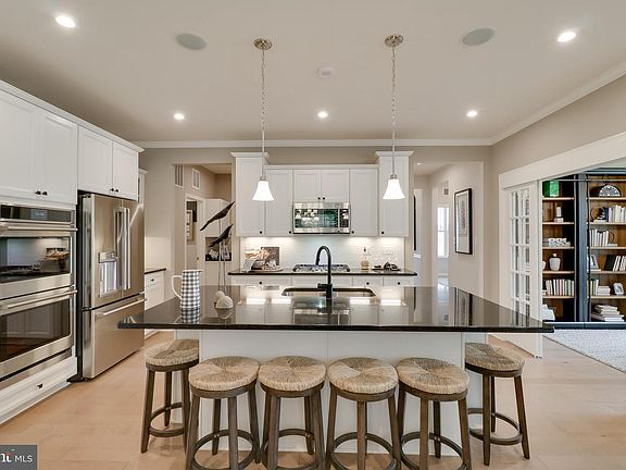 4th image of 15 Golden Raintree Ct