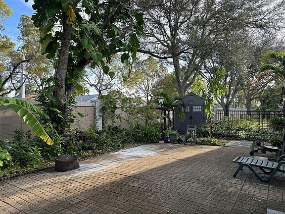 3rd image of 1038 W Jasmine Ln