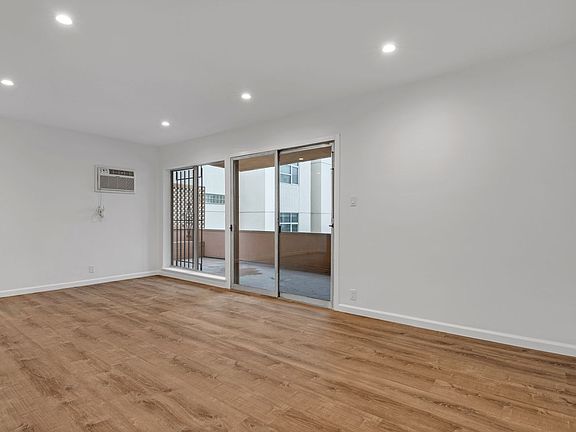 5th image of 542 Glenrock Ave APT 18