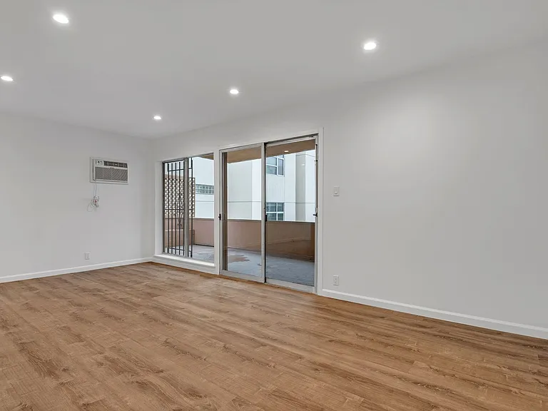 542 Glenrock Ave — Photo 10