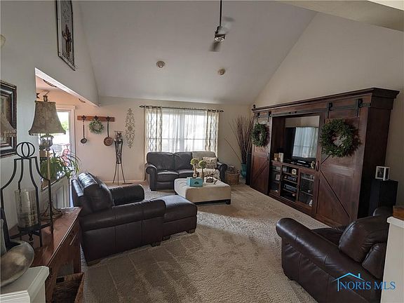 3rd image of 103 E Greenwood Dr