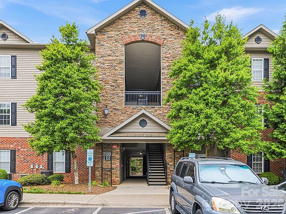 2nd image of 221 Appeldoorn Cir