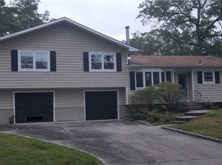 1 Bolin Rd, Coram, NY 11727