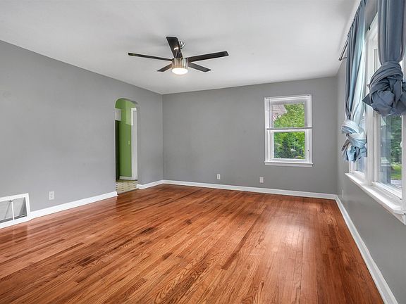 5th image of 931 Barberry Ln