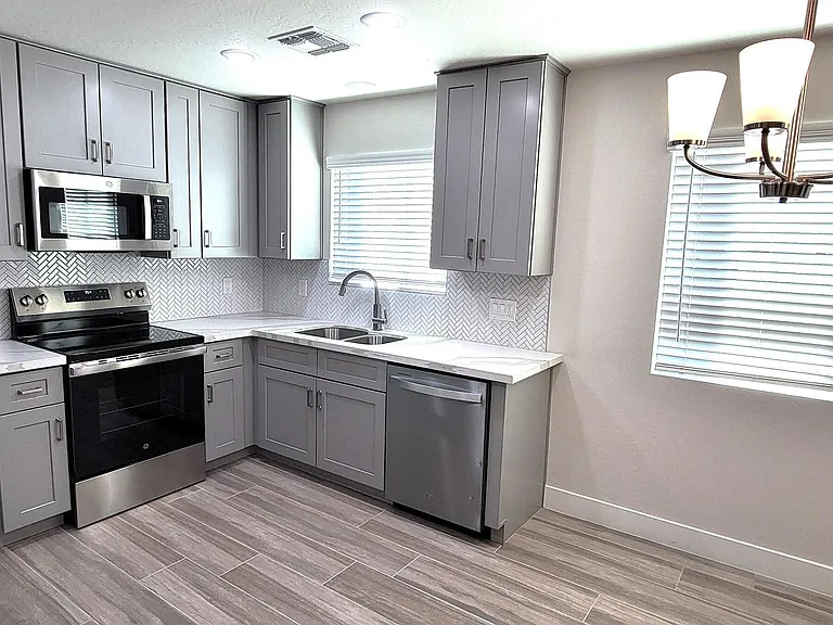 1107 N Wedgewood Dr — Photo 2