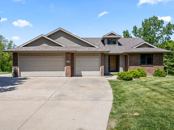 935 Woodland Dr, Carlisle, IA 50047