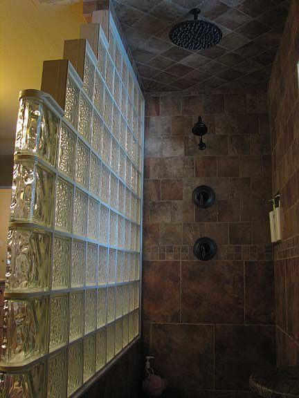 Walk in shower w bench