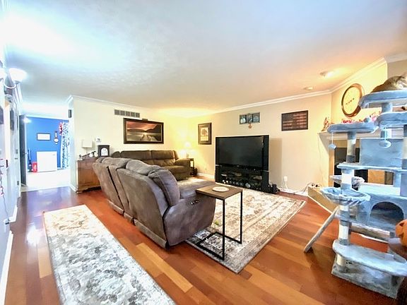 2nd image of 656 Kingswood Dr
