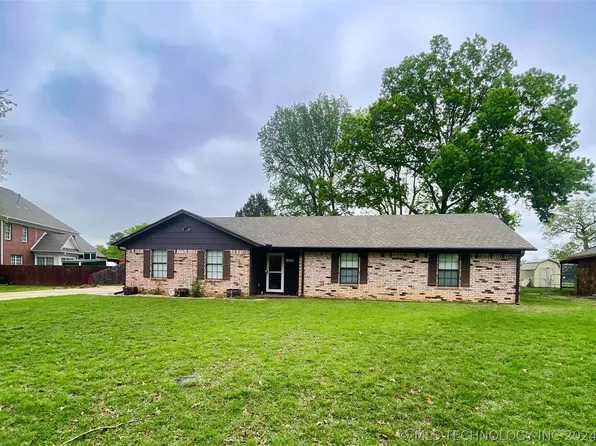 411 Hickory Dr, Henryetta, OK 74437