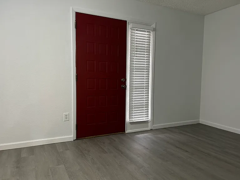 1855 Girard Blvd NE — Photo 11