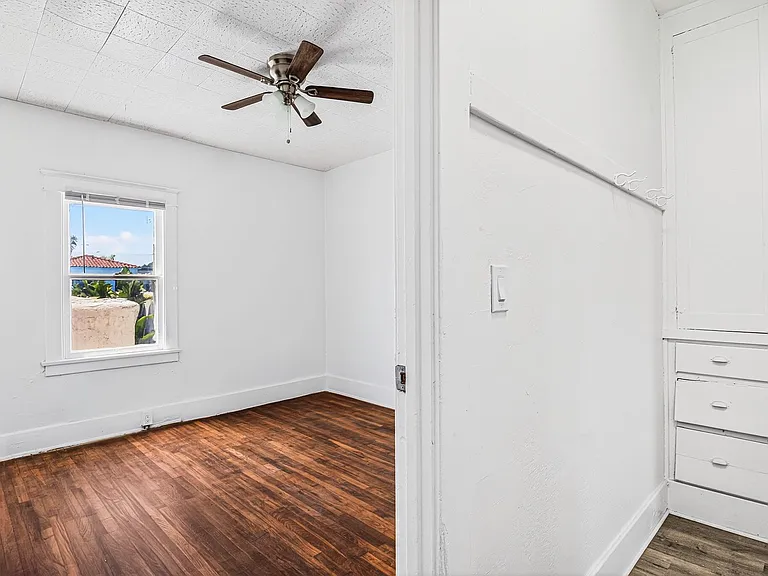 1045 E 4th Street — Photo 14