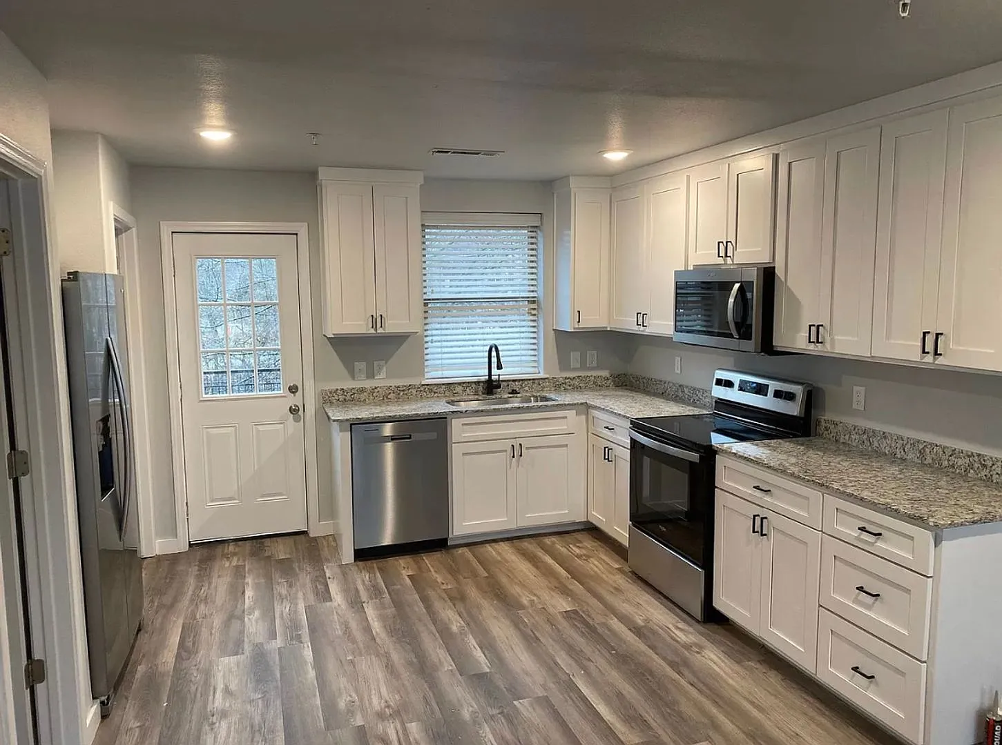3BD / 2.5BA Completely Remodeled Townhome W/ Garage, Minutes From UofA Campus — Photo 2